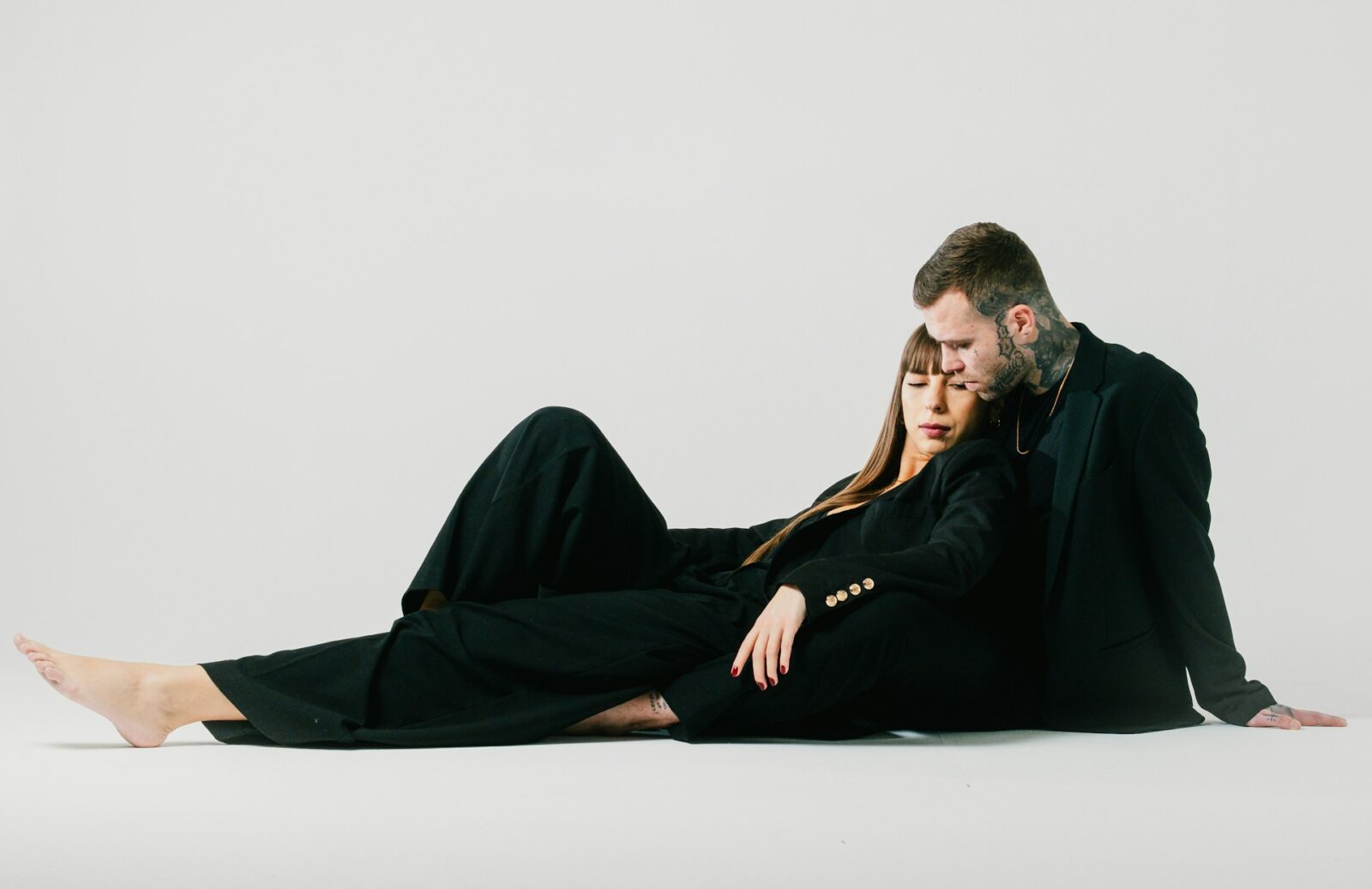 Parfotografering på en man och kvinna i fotostudio.