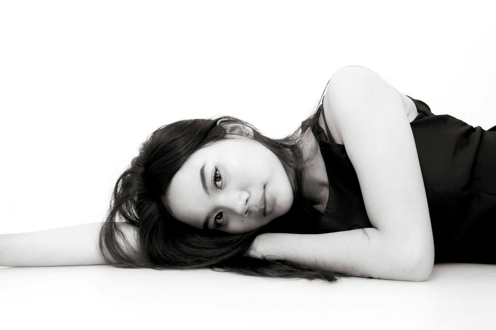 Modell för en dag. Svartvit studio fotografi på modell.