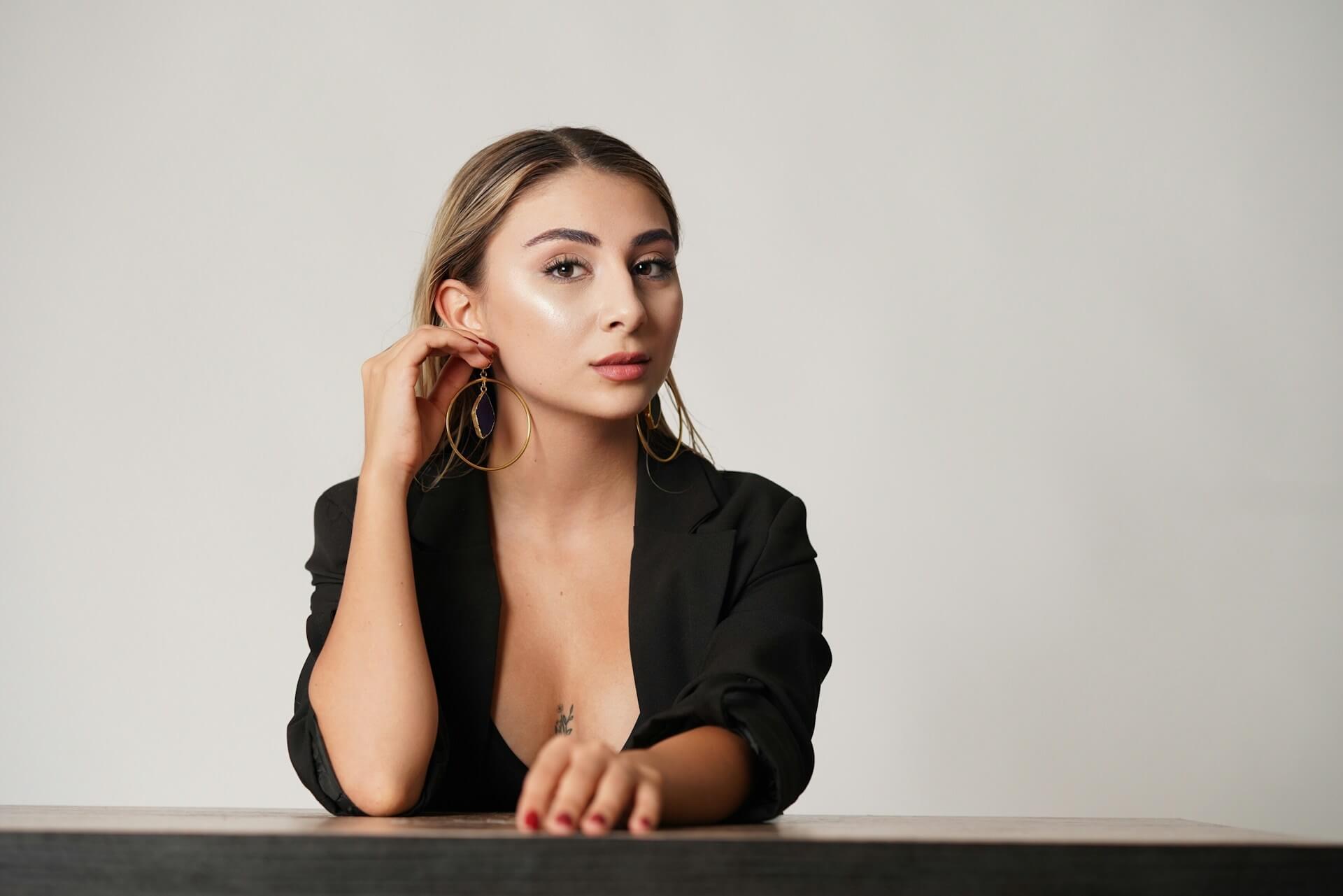 Bilder - Kvinnlig modell under en studio fotografering i stockholm.