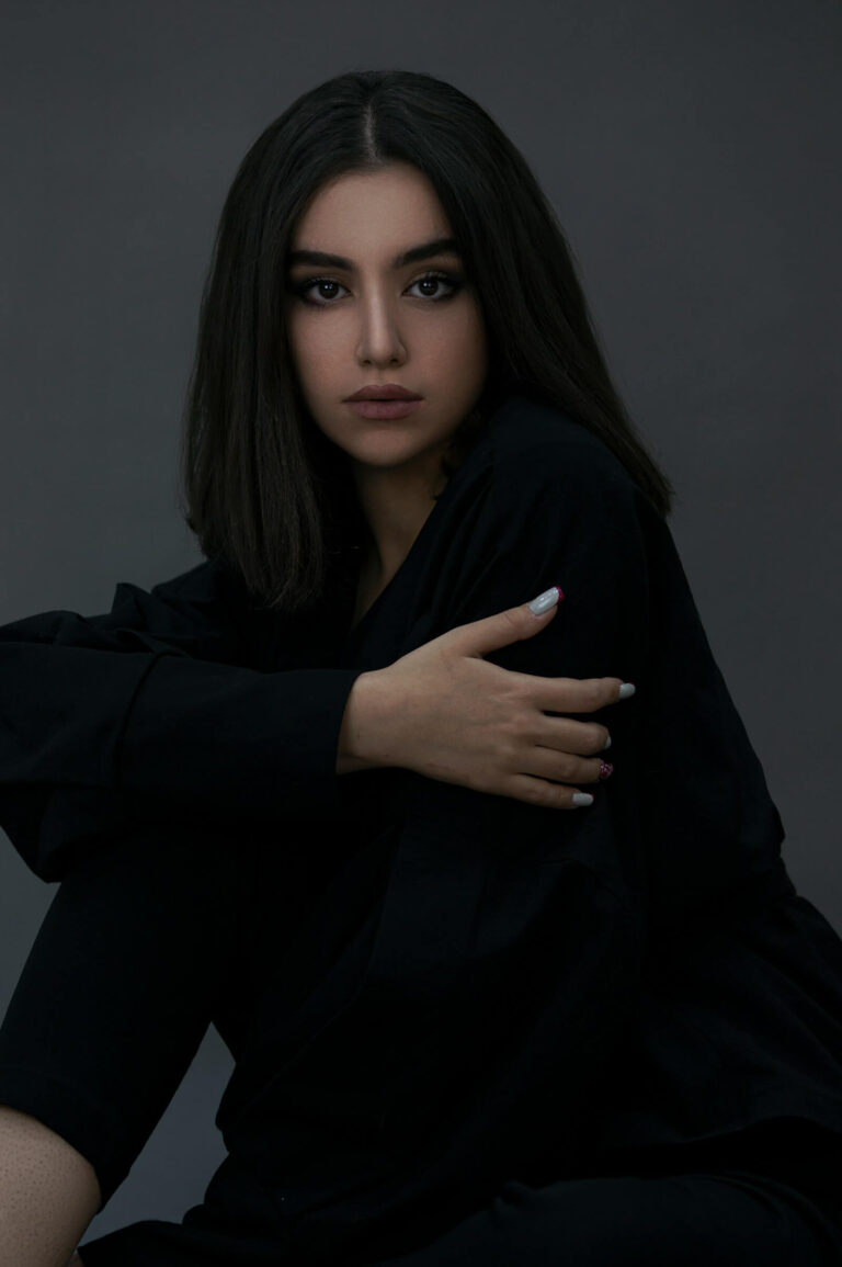 Kvinnlig modell i studioporträtt fotografering.