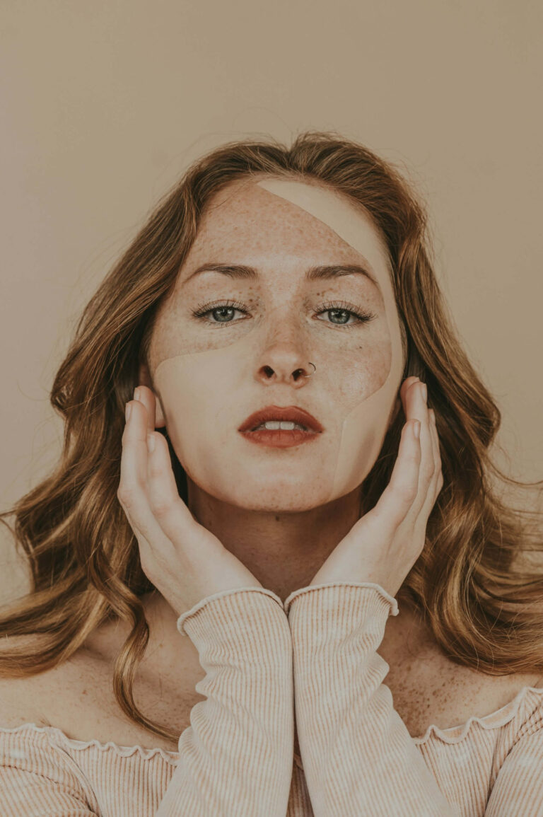 Kvinnlig modell fotograferad i fotostudio.