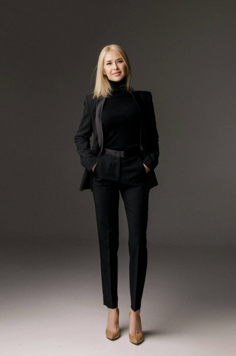 Kvinnlig modell fotograferad i fotostudio för CV foto.