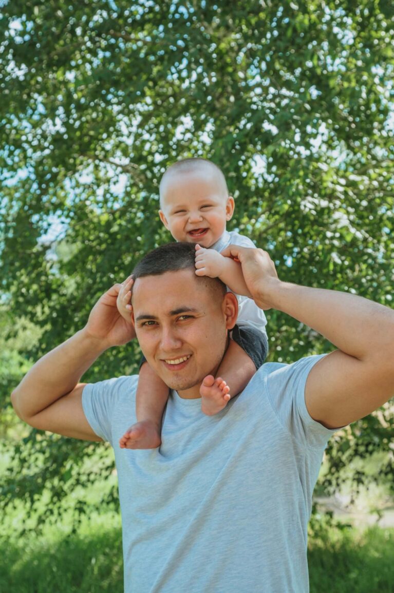 Familjefotografi på far och son utomhus.