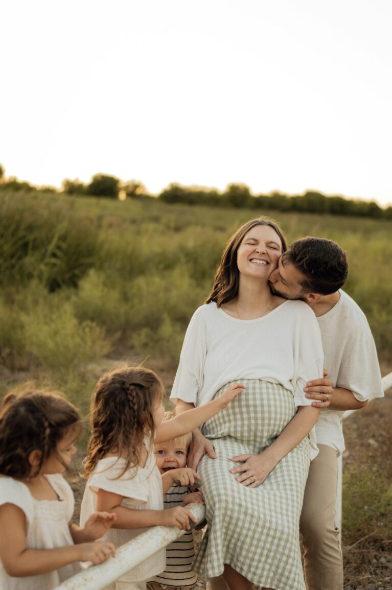 Familjefotografi på familj utomhus.