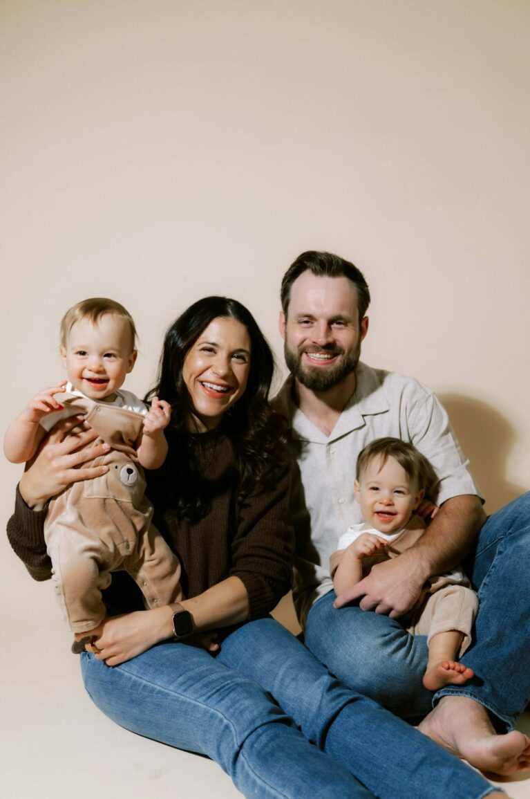 Familjefotografi på familj i fotostudio.
