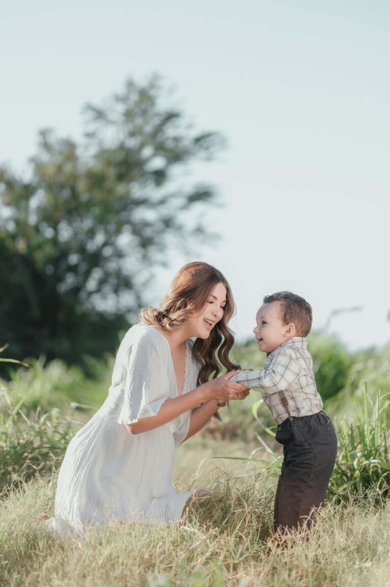 Familjefotografi på mor och bebis utomhus.