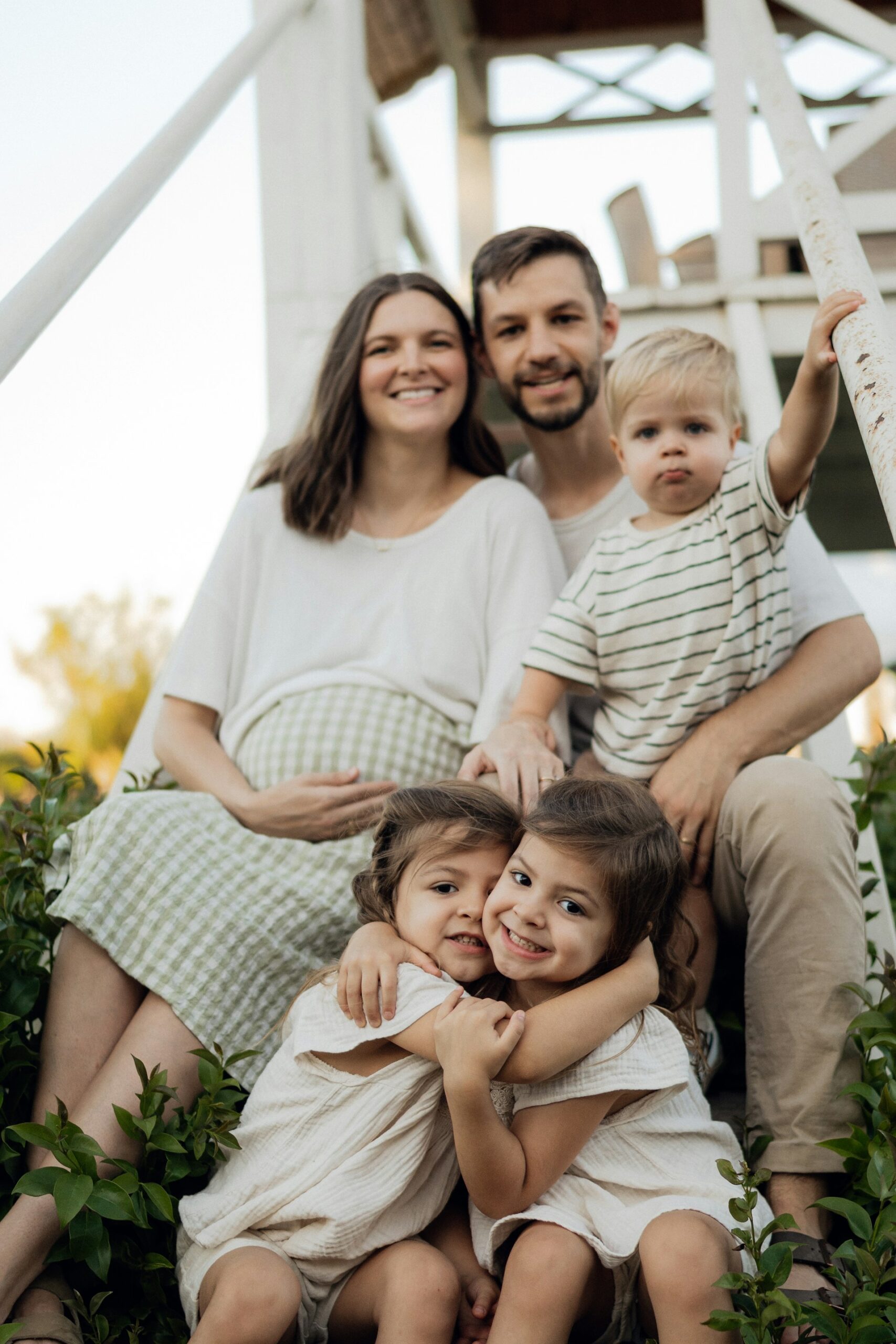 En familjefotografering i utomhusmiljö.