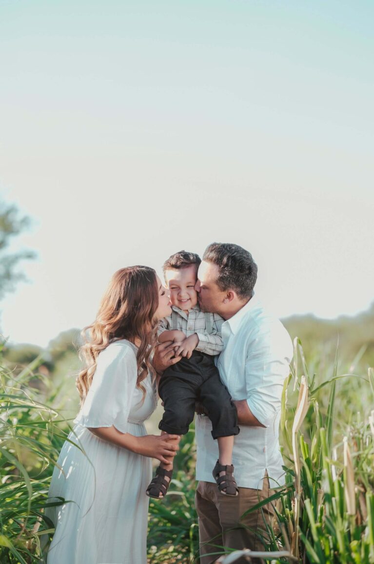 Familjefotografi på familj utomhus.