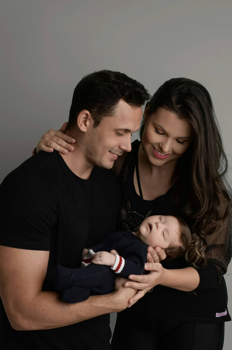 Familjefotografi på familj i fotostudio.