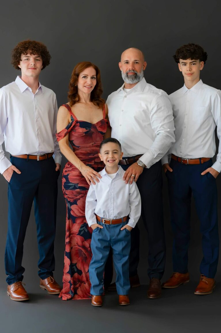 Familjefotografi på familj i fotostudio.