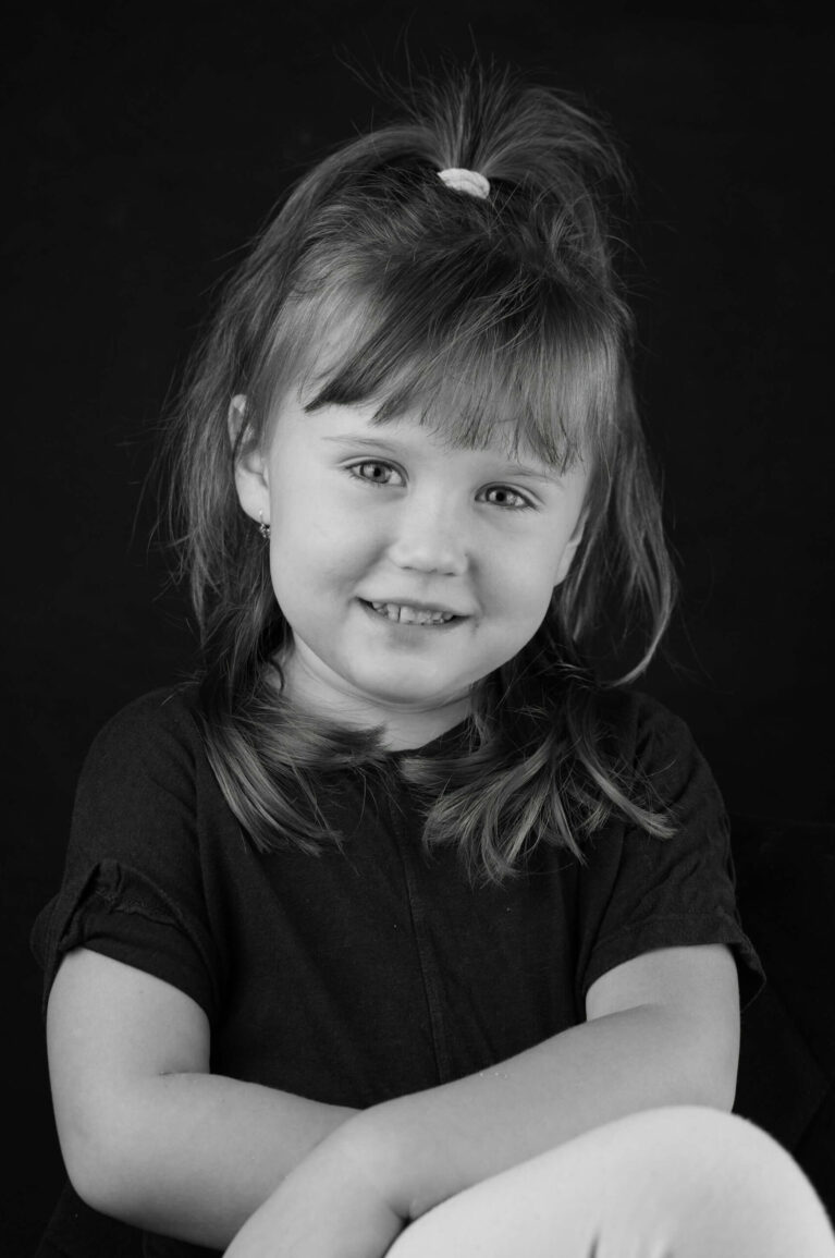 Familjefotografi på en familjemedlem i fotostudio.