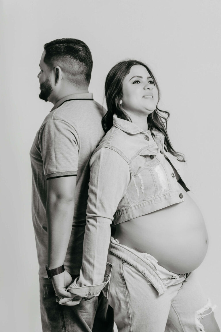 Gravidfotografering på ett par i fotostudio.