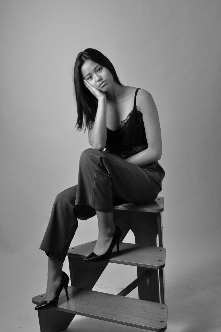 Porträtt foto av kvinnlig modell i studio.