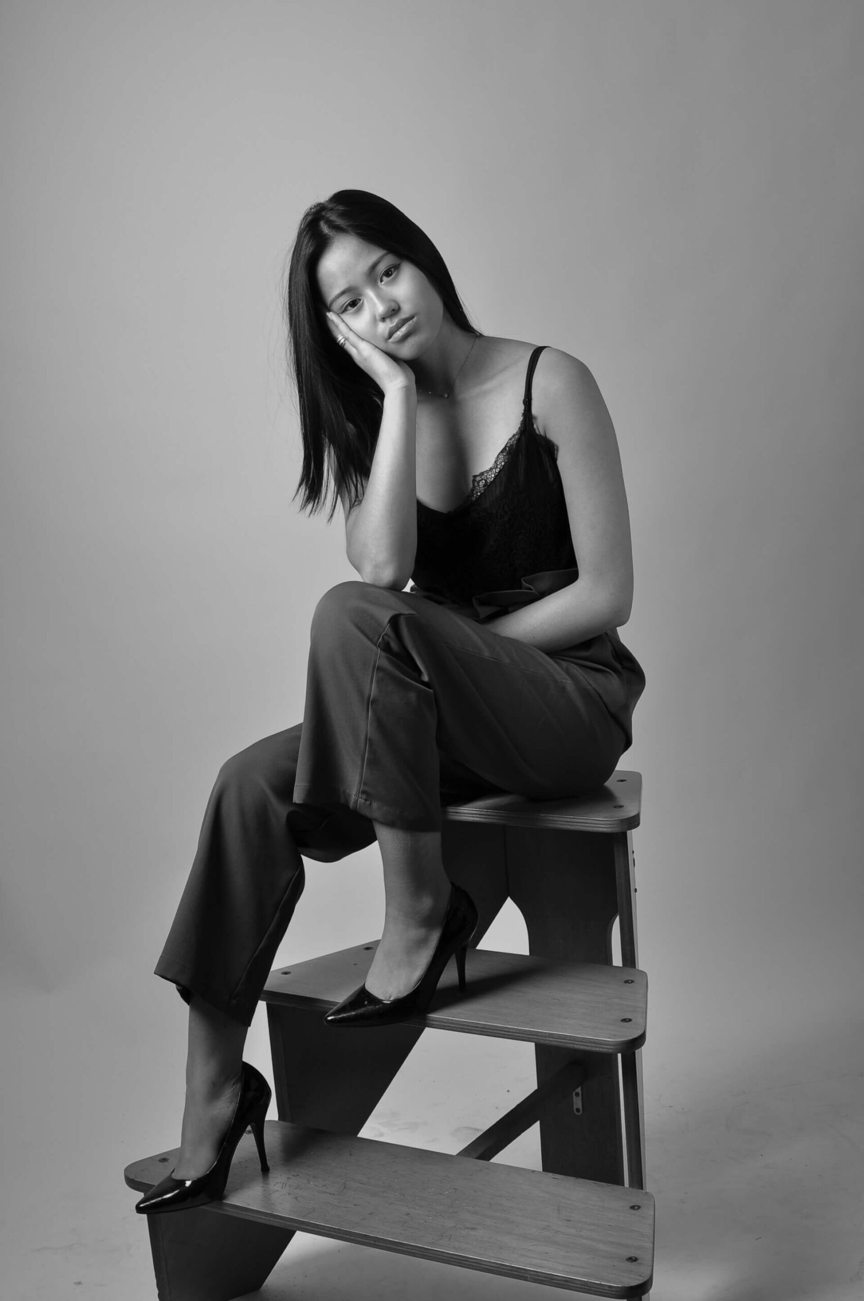 Porträtt foto av kvinnlig modell i studio.