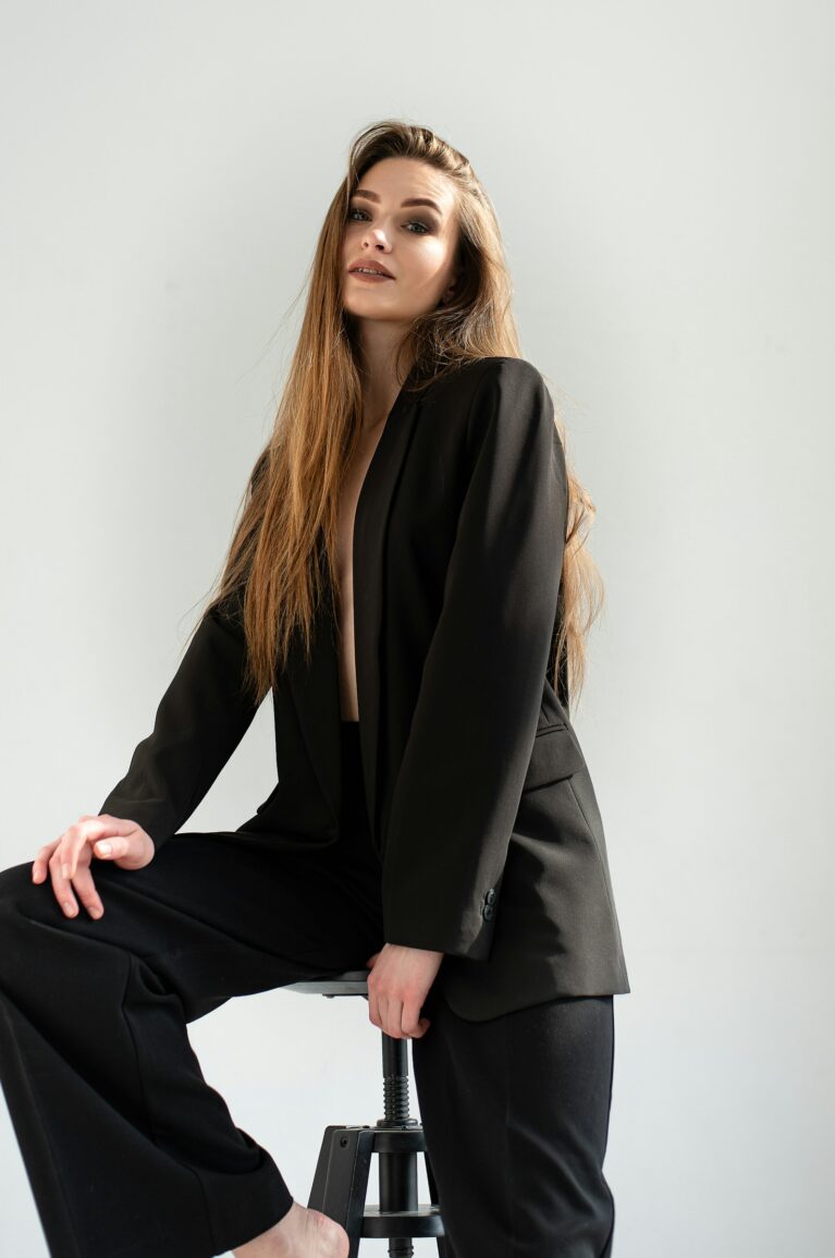 Kvinnlig modell i fotostudio för personligt porträtt fotografering.