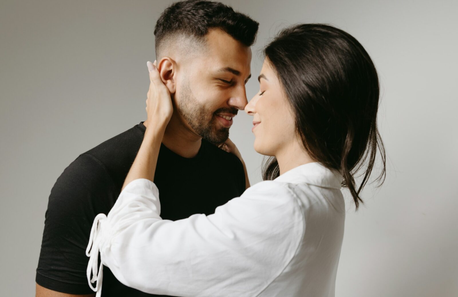 Parfotografering på en man och kvinna i fotostudio.