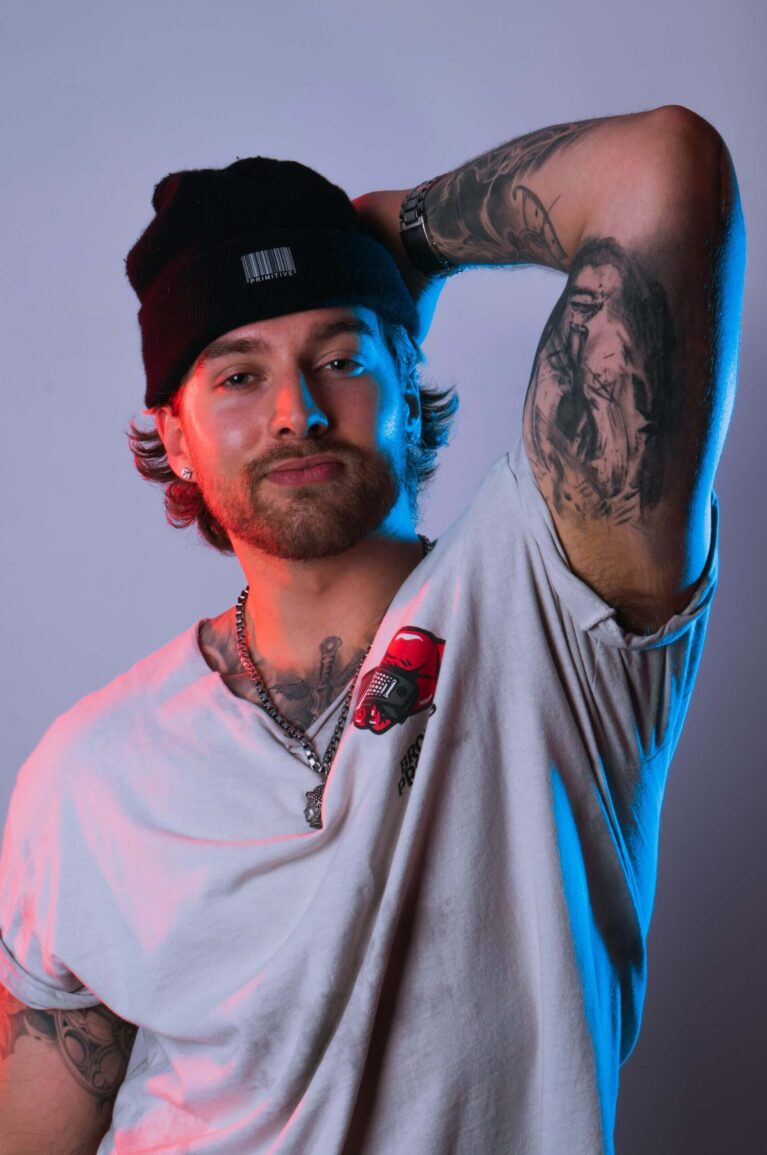 Manlig modell fotograferad i fotostudio.