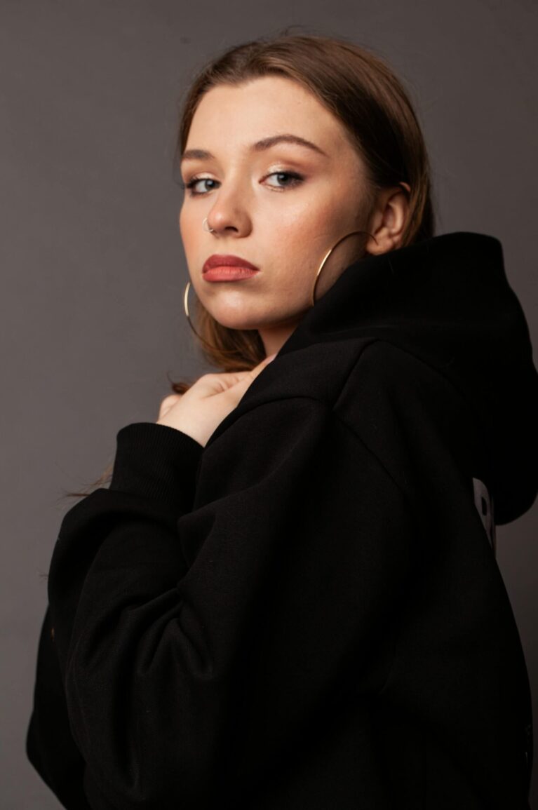 Kvinnlig modell i fotostudio för personligt porträtt fotografering.