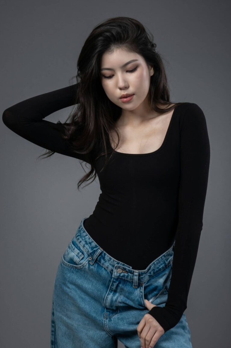 Kvinnlig modell fotograferad i fotostudio för studioporträtt.