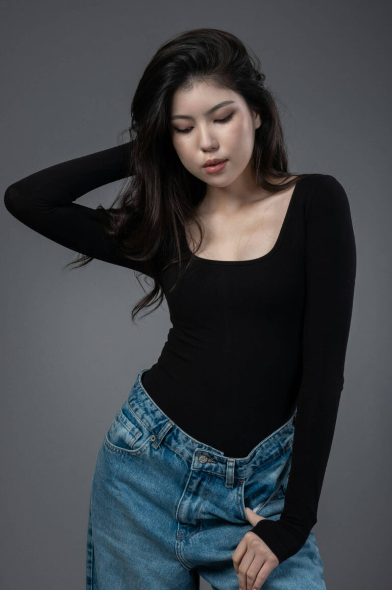 Kvinnlig modell fotograferad i fotostudio för studioporträtt.