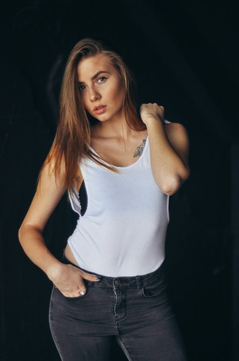 Kvinnlig modell i fotostudio.