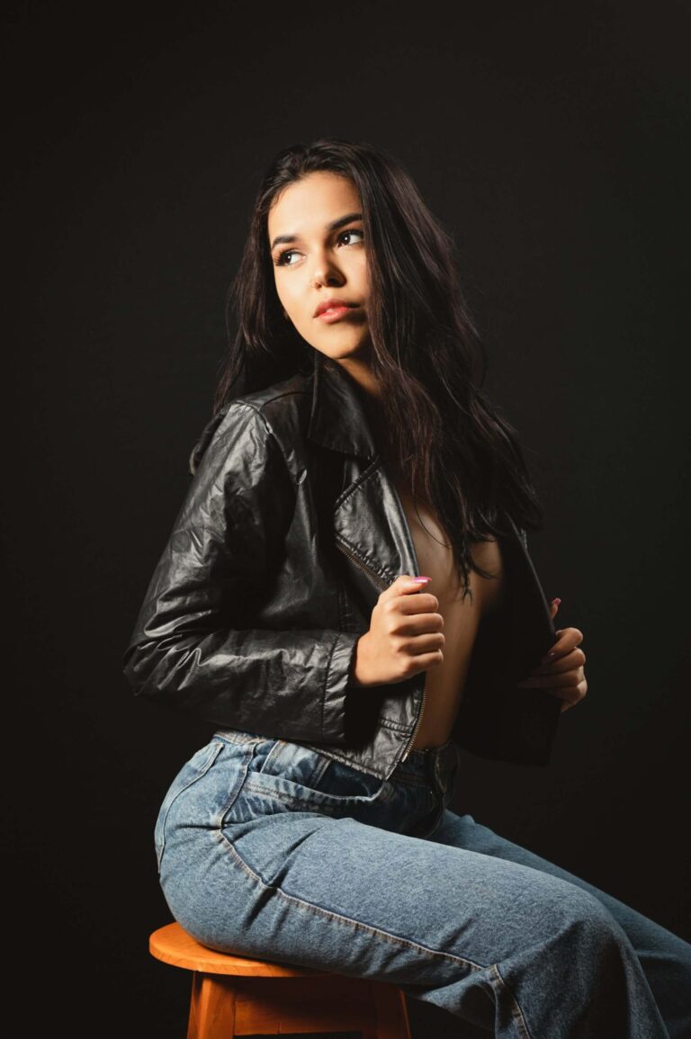 Kvinnlig modell fotograferad i fotostudio.