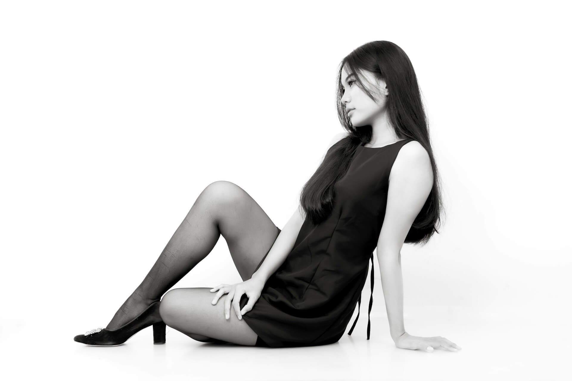 Modell för en dag. Kvinna som agerar modell, sittandes i fotostudio.