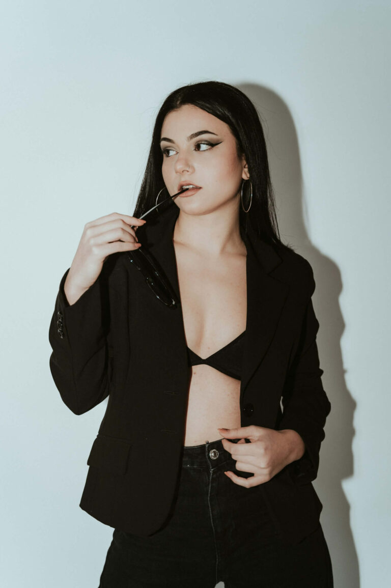 Kvinnlig modell fotograferad i fotostudio för studioporträtt.