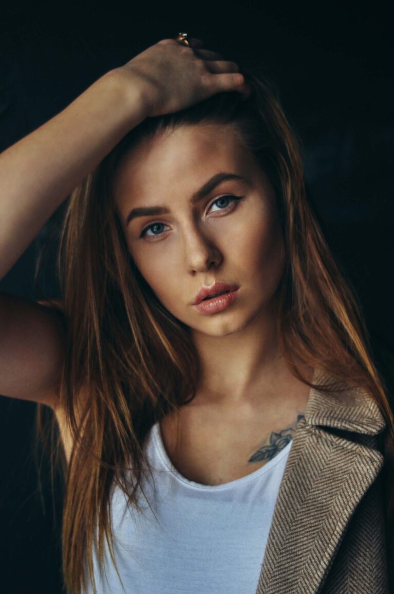 Kvinnlig modell fotograferad i fotostudio för studioporträtt.
