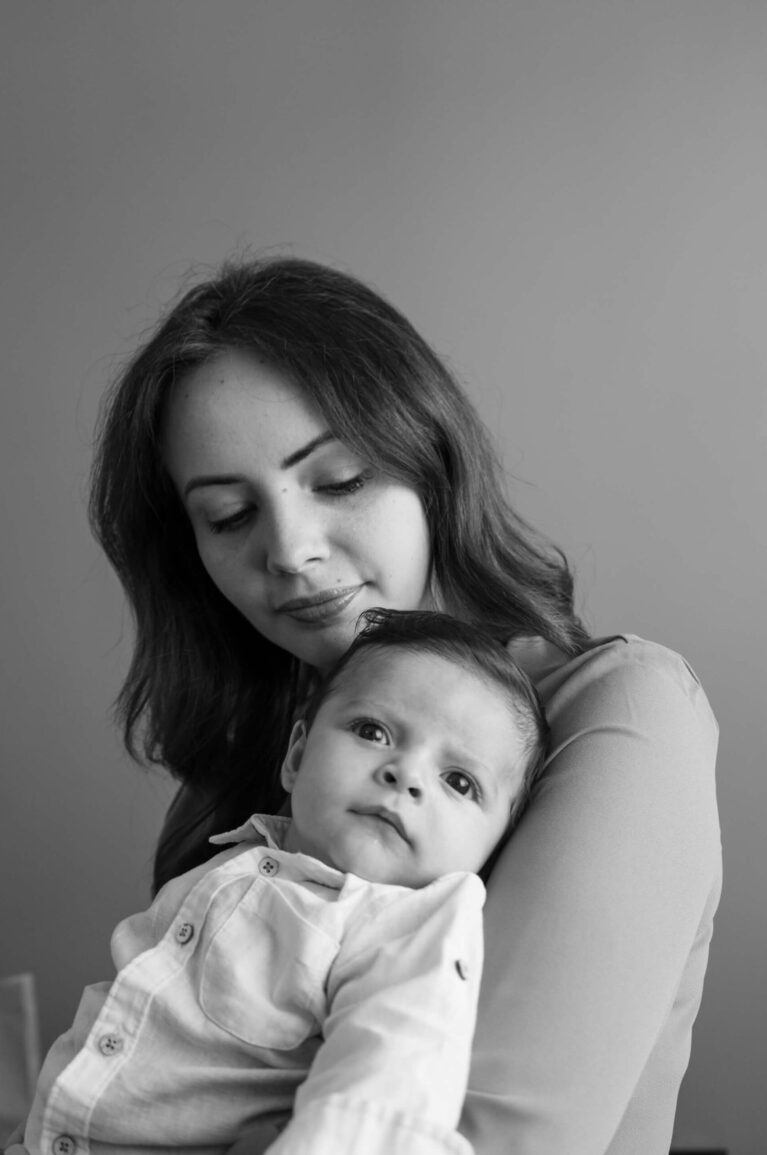 Familjefotografi på mor och bebis i fotostudio.
