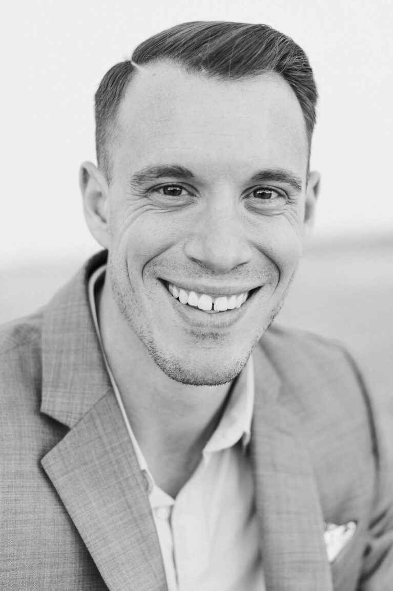 Manlig modell ler i kameran under cv fotografering.