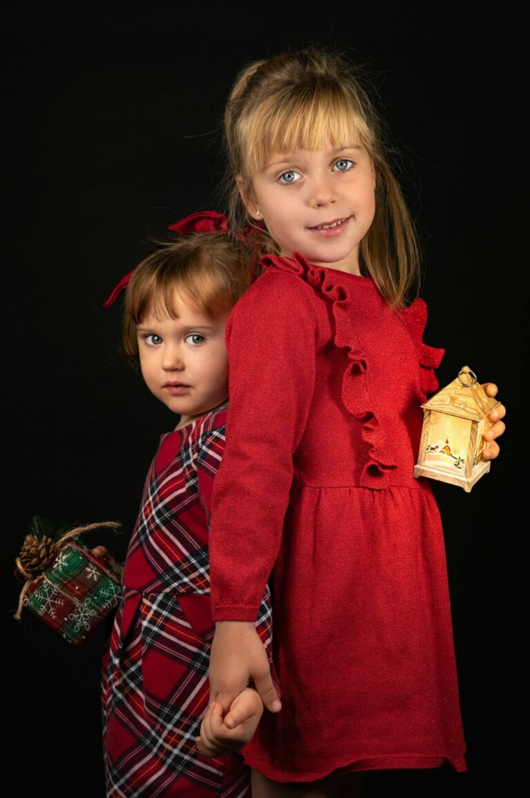 Familjefotografi på två unga syskon i fotostudio.