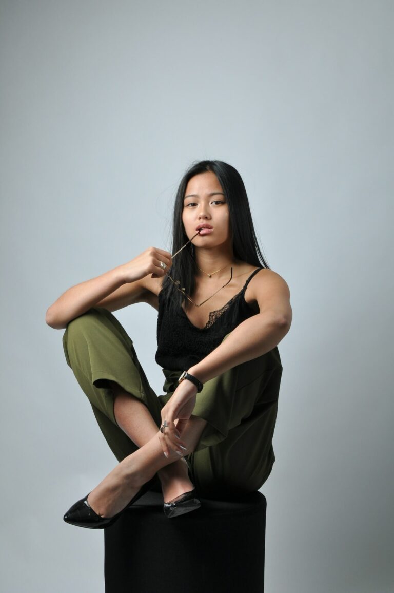 Kvinnlig modell fotograferad i fotostudio.