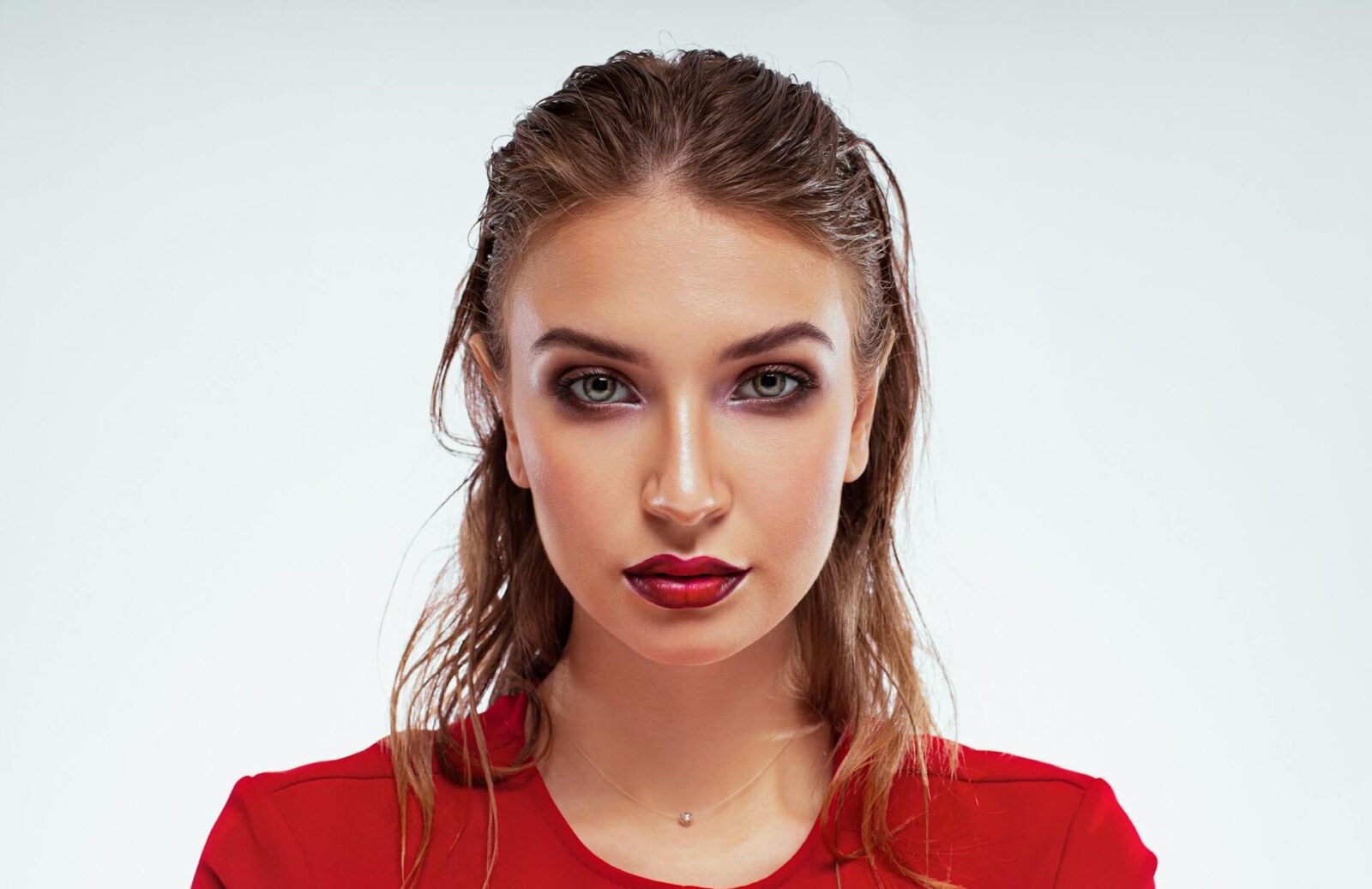 Skönhetsporträtt på kvinnlig modell i fotostudio.