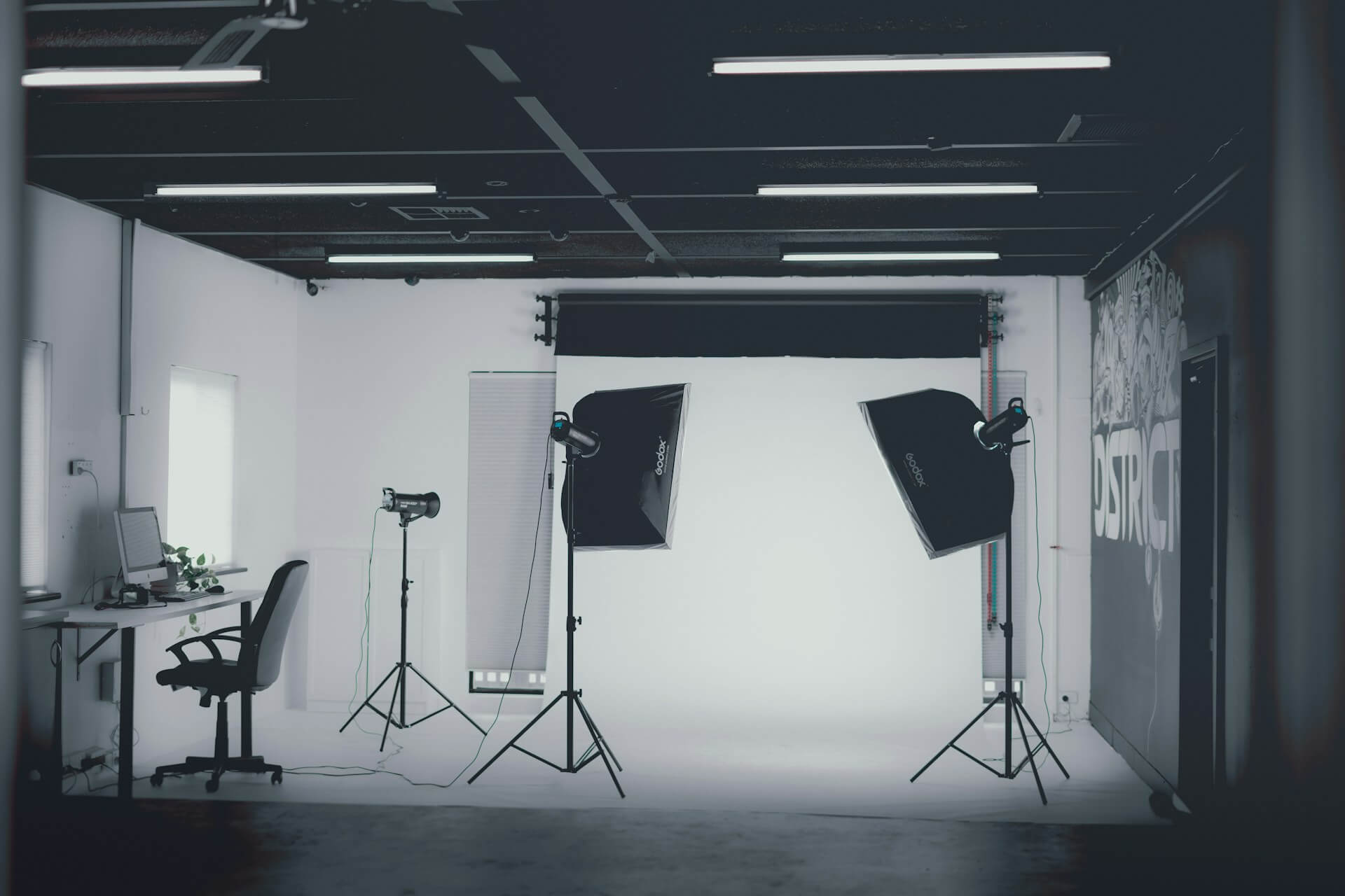Fotograf stockholm kontakt bokning. Fotostudio med studiolampor, stativ, justerbar bakgrund och skrivbord.
