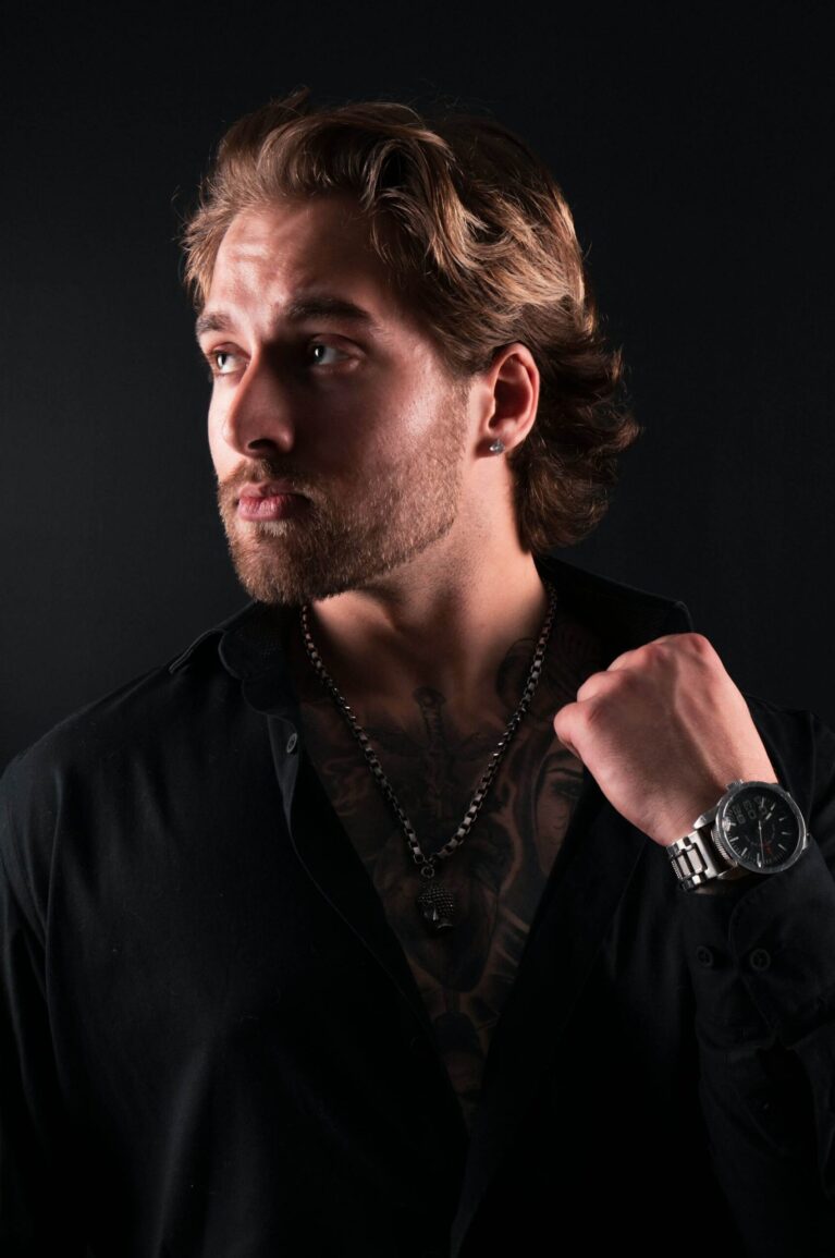 Modell man som fotograferas i en fotostudio.