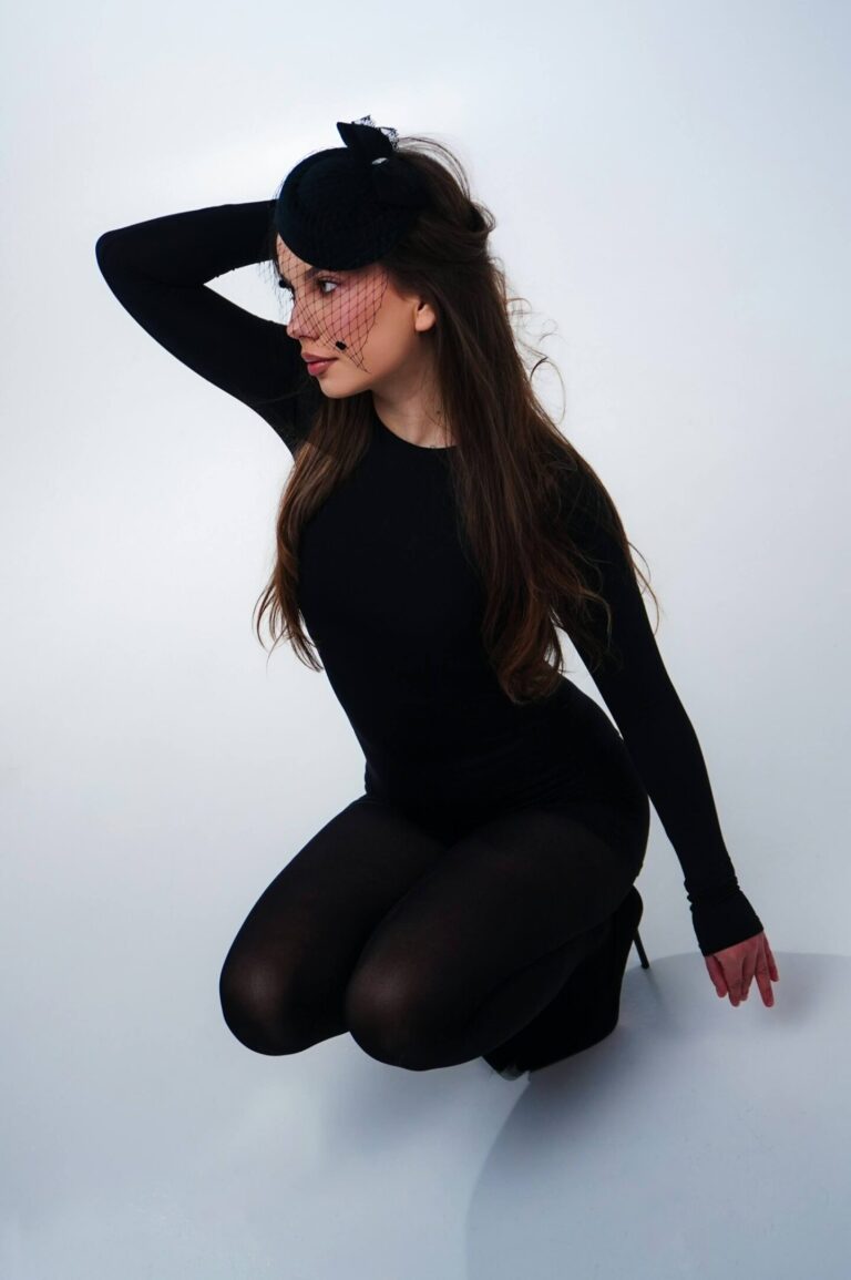 Kvinna poserar som modell för studiofotografering.