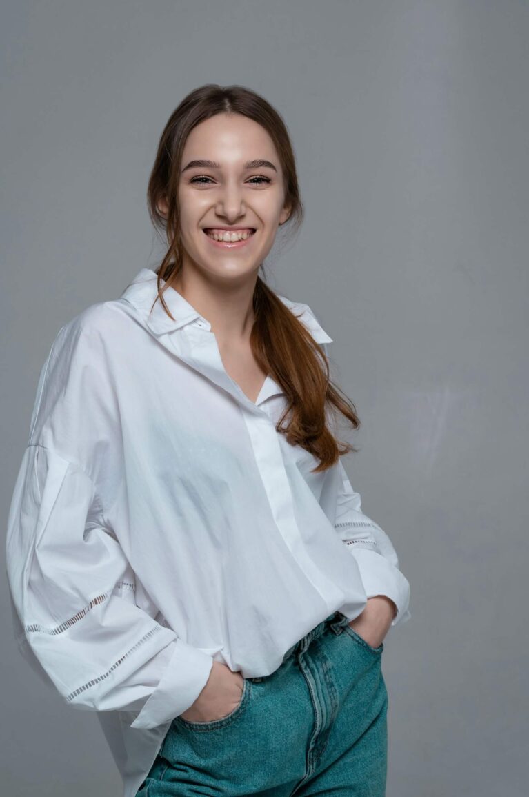 Kvinna som ler stort på bild under modellfotografering i Stockholm.