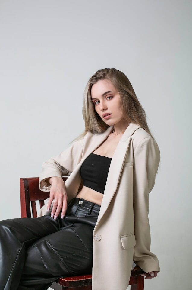 Fotografi på kvinnlig modell i studio för moderna porträtt.