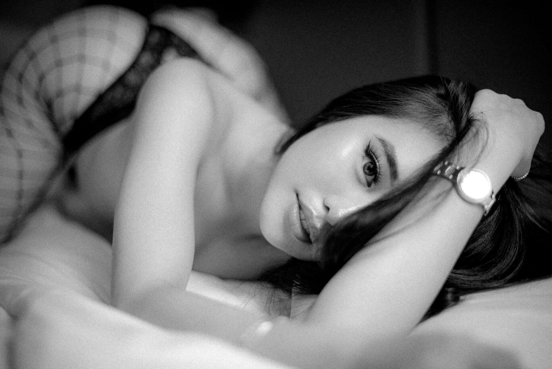 Kvinnlig modell fotograferad i fotostudion under boudoir fotografering.