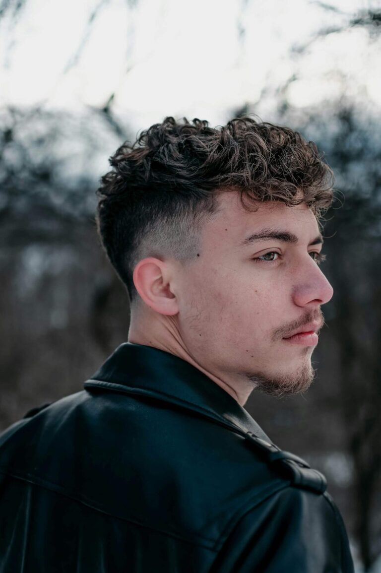 Manlig modell fotograferad utomhus.