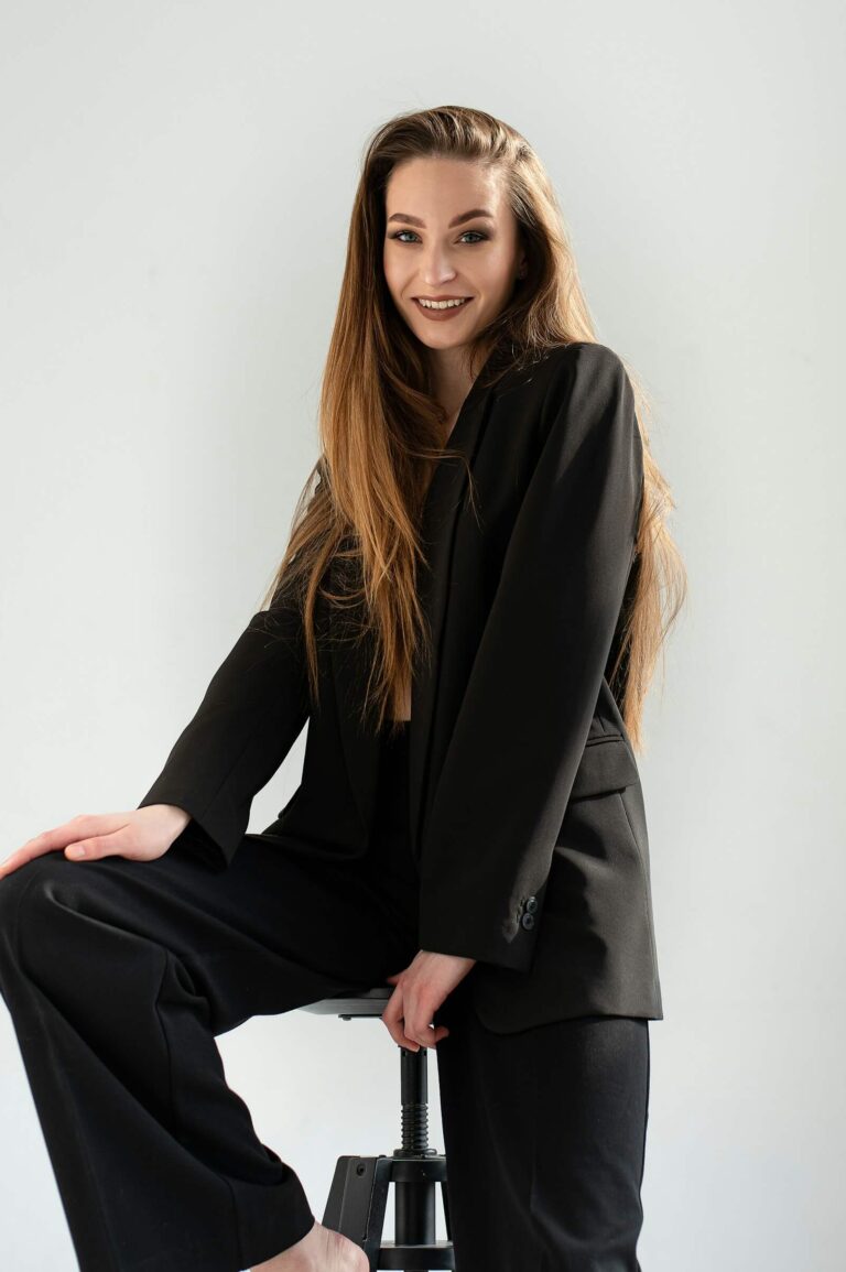 Kvinna som agerar modell i fotostudion.