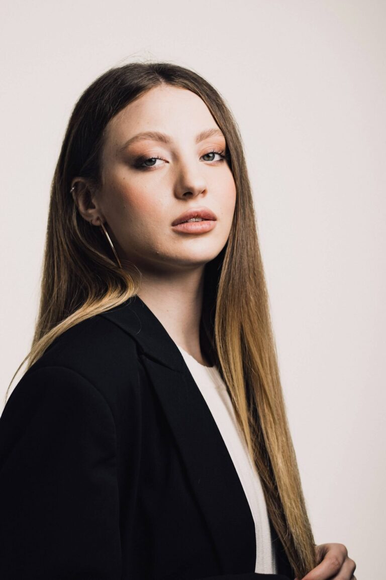 Kvinnlig modell fotograferad i fotostudion.