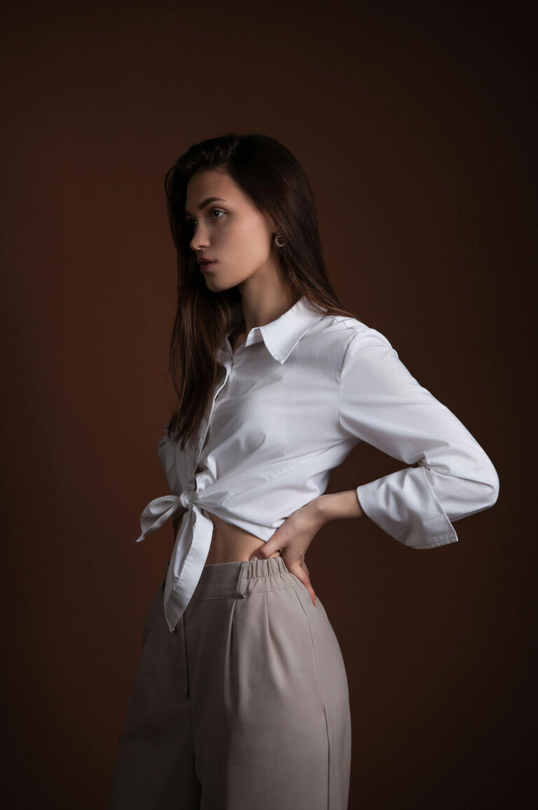 Modell som blir fotograferad i fotostudio.