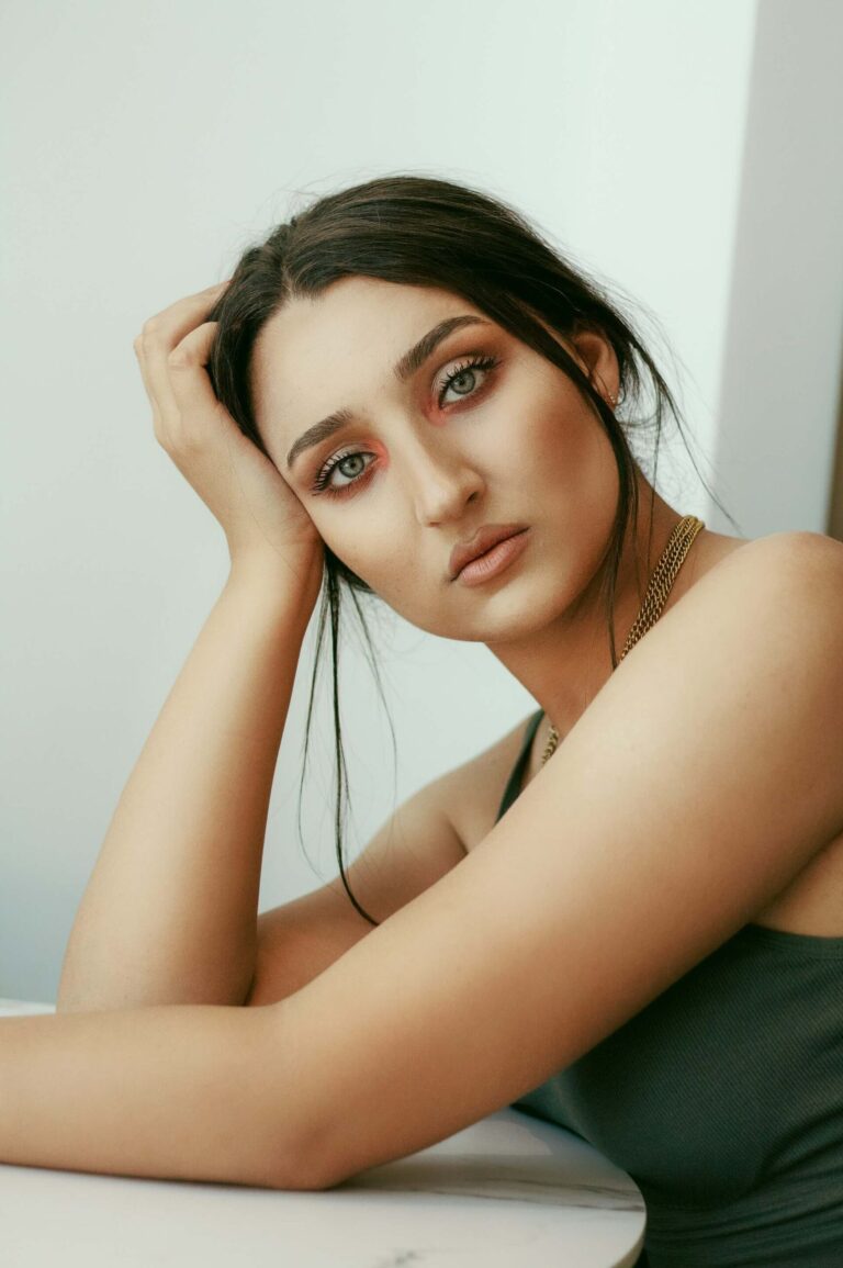 Kvinnlig modell för poserar under en studioporträtt fotografering.