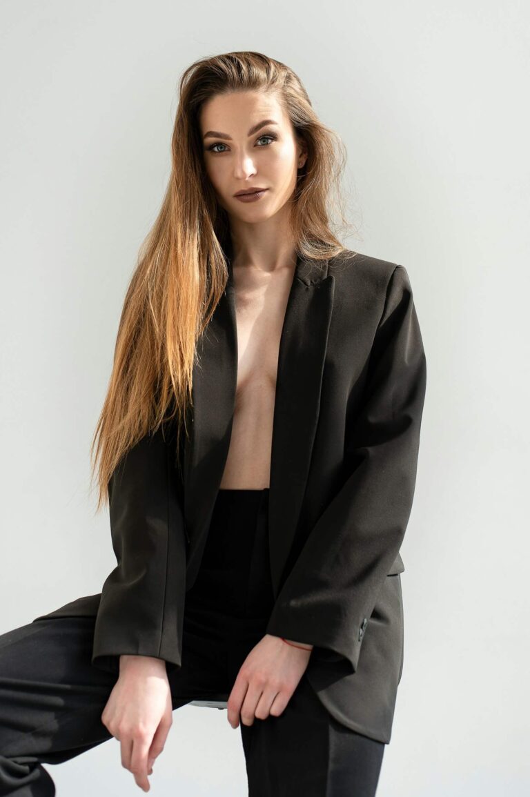 Kvinnlig modell som blir fotograferad i fotostudio.