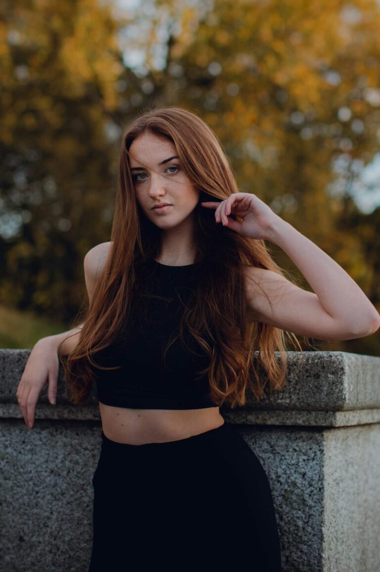 Modell som blir fotograferad utomhus.